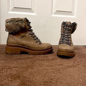 size 6 women’s “Universal Threads” fur boots